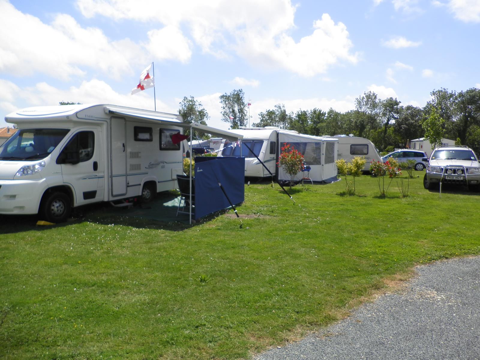 Emplacement camping-car – de 7m50 (1 véhicule, eau, electricité, évacuation eaux usées inclus) 1/2 Pers.
