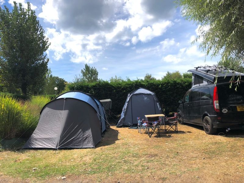 Emplacement tente ou caravane pliante – de 7m50 (eau, electricité, 1 véhicule ) 1/2 Pers.