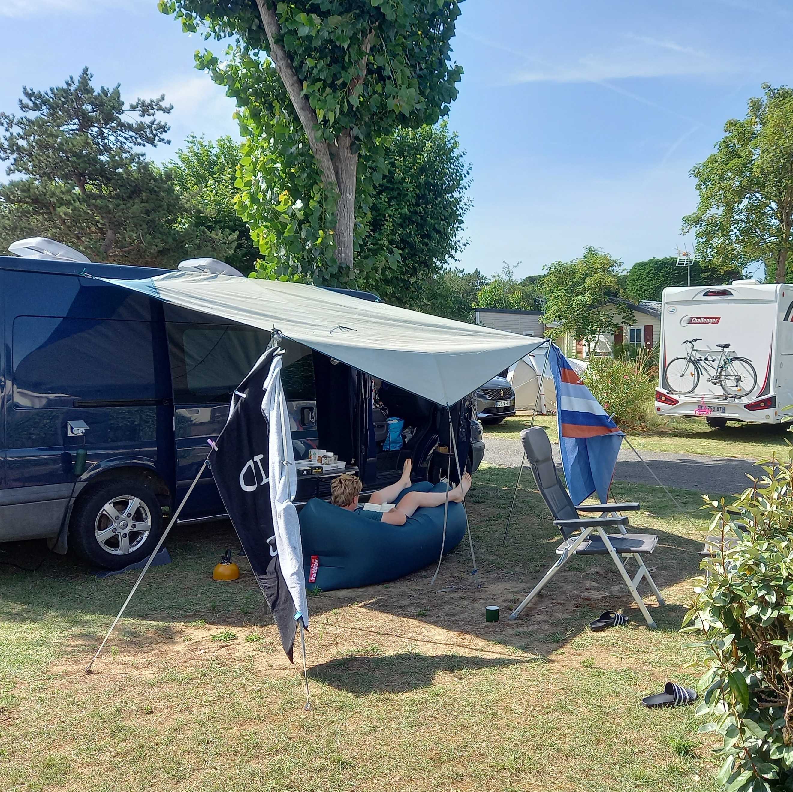 Emplacement camping-car – de 7m50 (1 véhicule, eau, electricité, évacuation eaux usées inclus) 1/2 Pers.