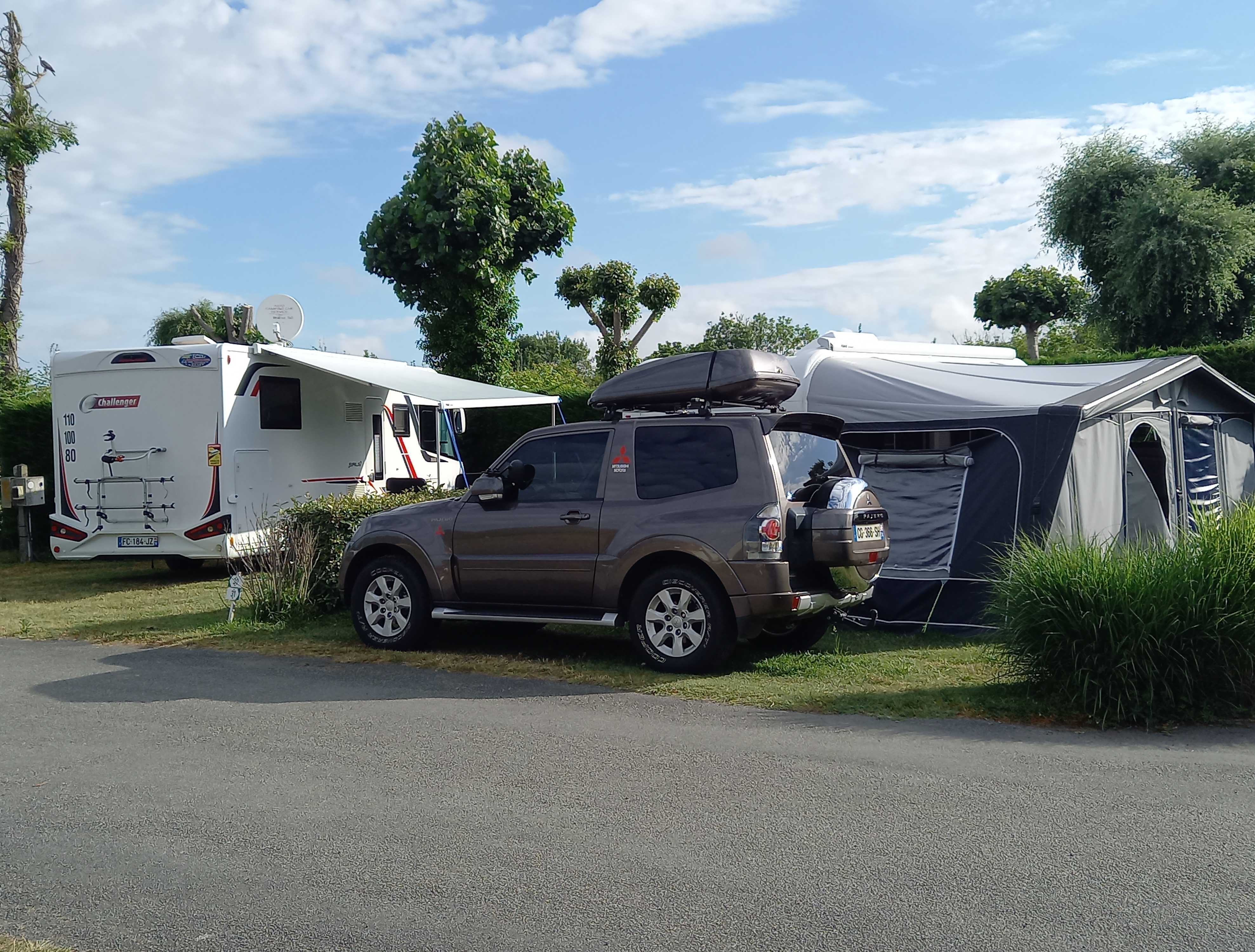Emplacement camping car + de 7m50 (1 vehicule, eau, electricité , évacuation eaux usées inclus) 1/2 Pers.