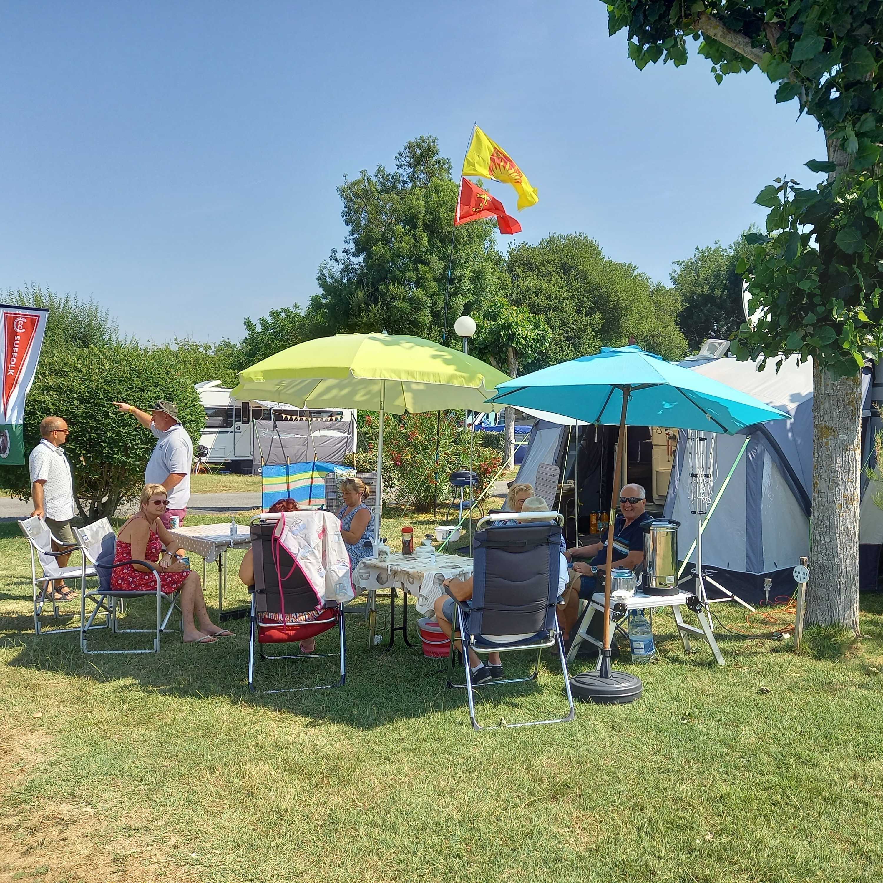 Emplacement caravane + de 7m50 (1 vehicule, eau, electricité, évacuation eaux usées) 1/2 Pers.