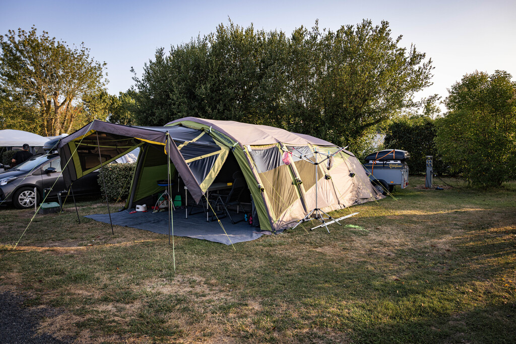 Emplacement tente ou caravane pliante – de 7m50 (eau, electricité, 1 véhicule ) 1/2 Pers.