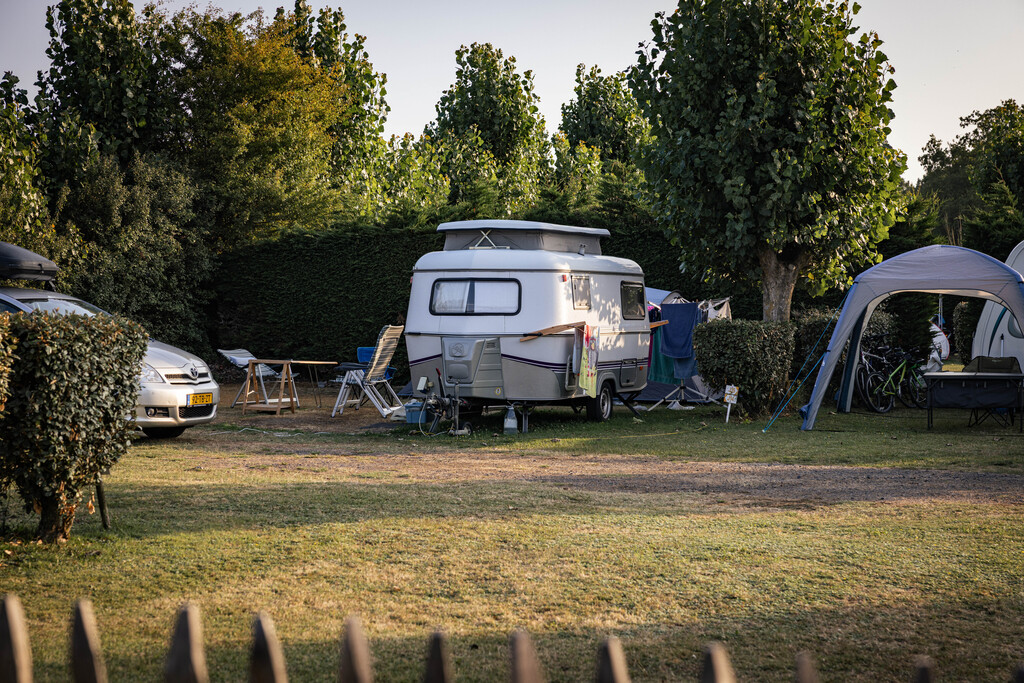 Emplacement caravane – de 7m50 (1 véhicule, eau, electricité, évacuation eaux usées) 1/2 Pers.