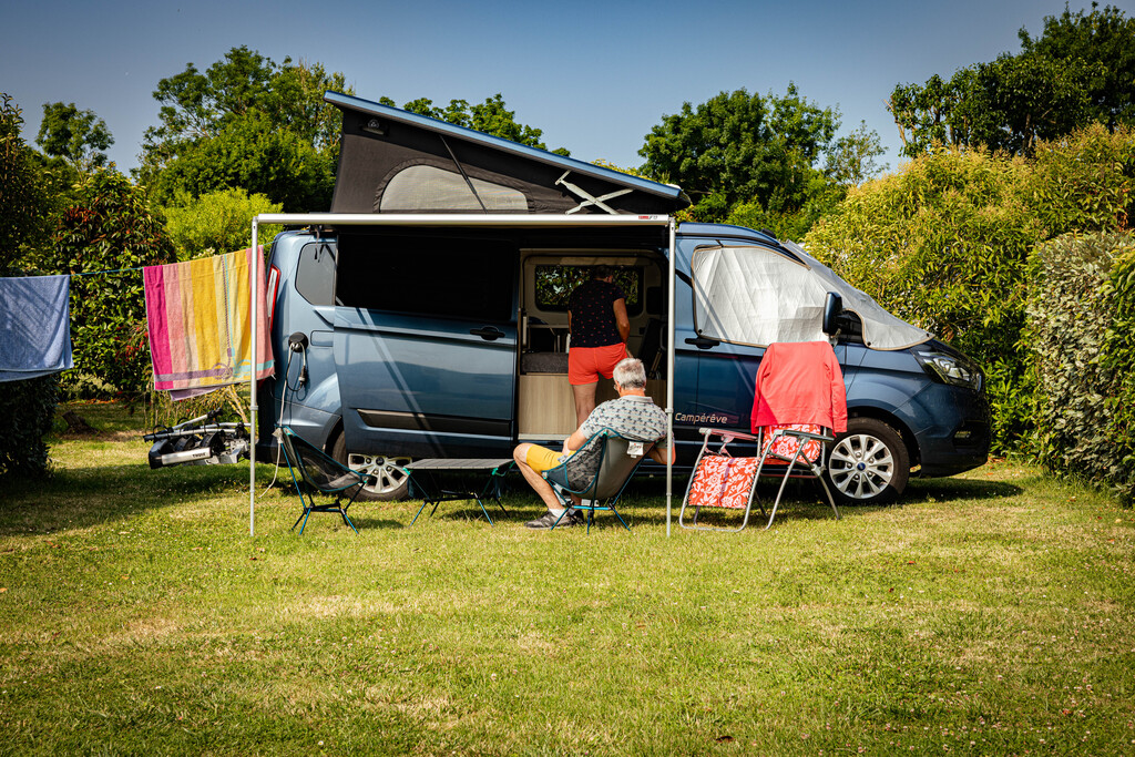 Emplacement caravane – de 7m50 (1 véhicule, eau, electricité, évacuation eaux usées) 1/2 Pers.