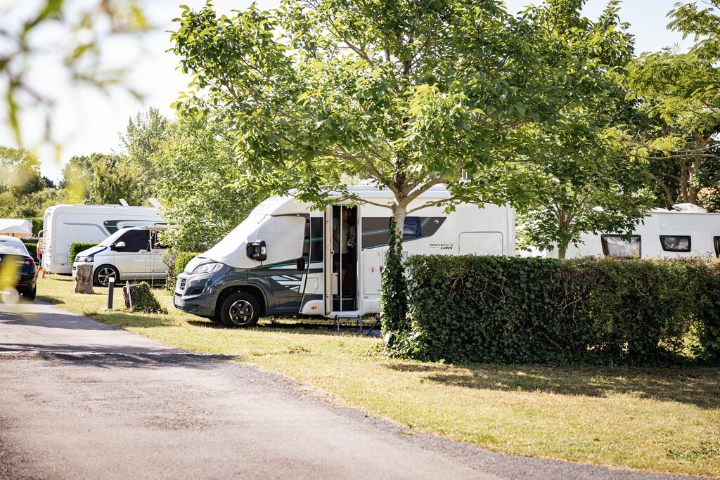 Emplacement camping car + de 7m50 (1 vehicule, eau, electricité , évacuation eaux usées inclus) 1/2 Pers.