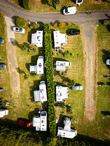 Emplacement caravane + de 7m50 (1 vehicule, eau, electricité, évacuation eaux usées) 1/2 Pers.