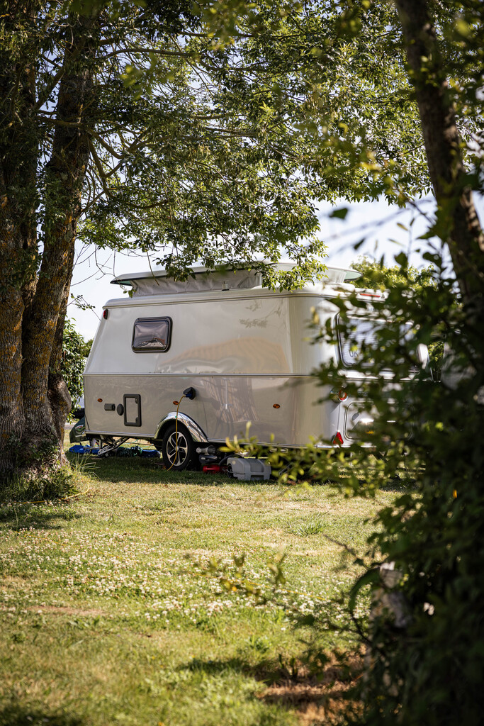 Emplacement tente ou caravane pliante + de 7m50 (eau, electricité, 1 véhicule ) 1/2 Pers.