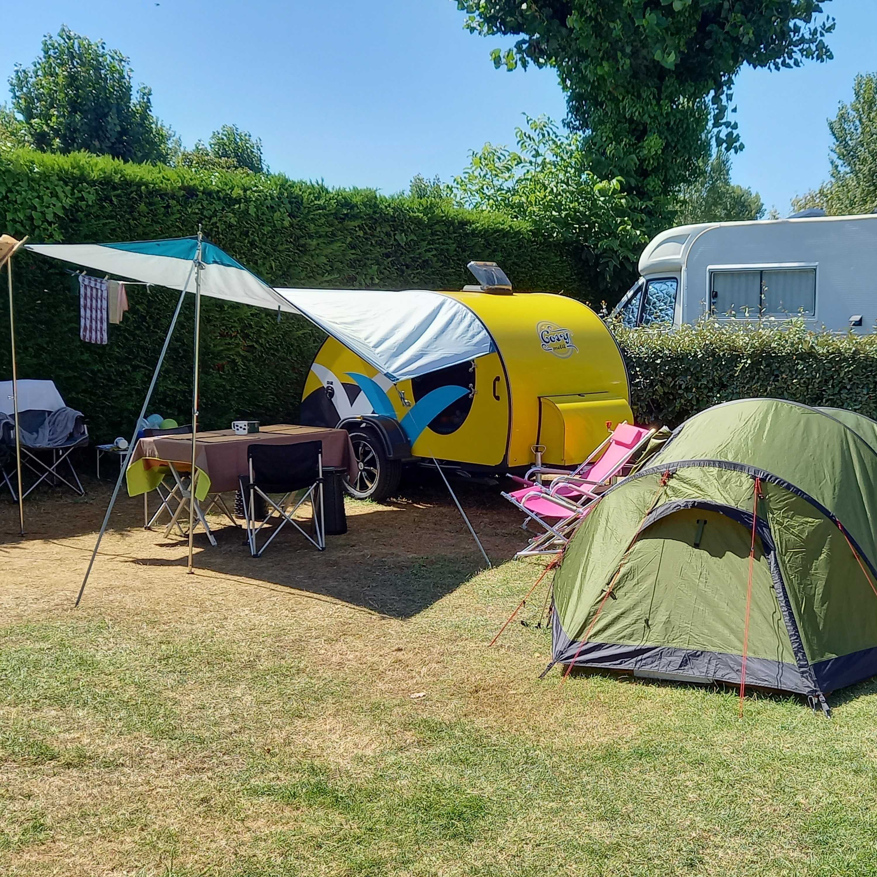 Pitch tent or trailer tent + 7.50 m  (water, electricity and 1 vehicle) 1/2 Ppl.