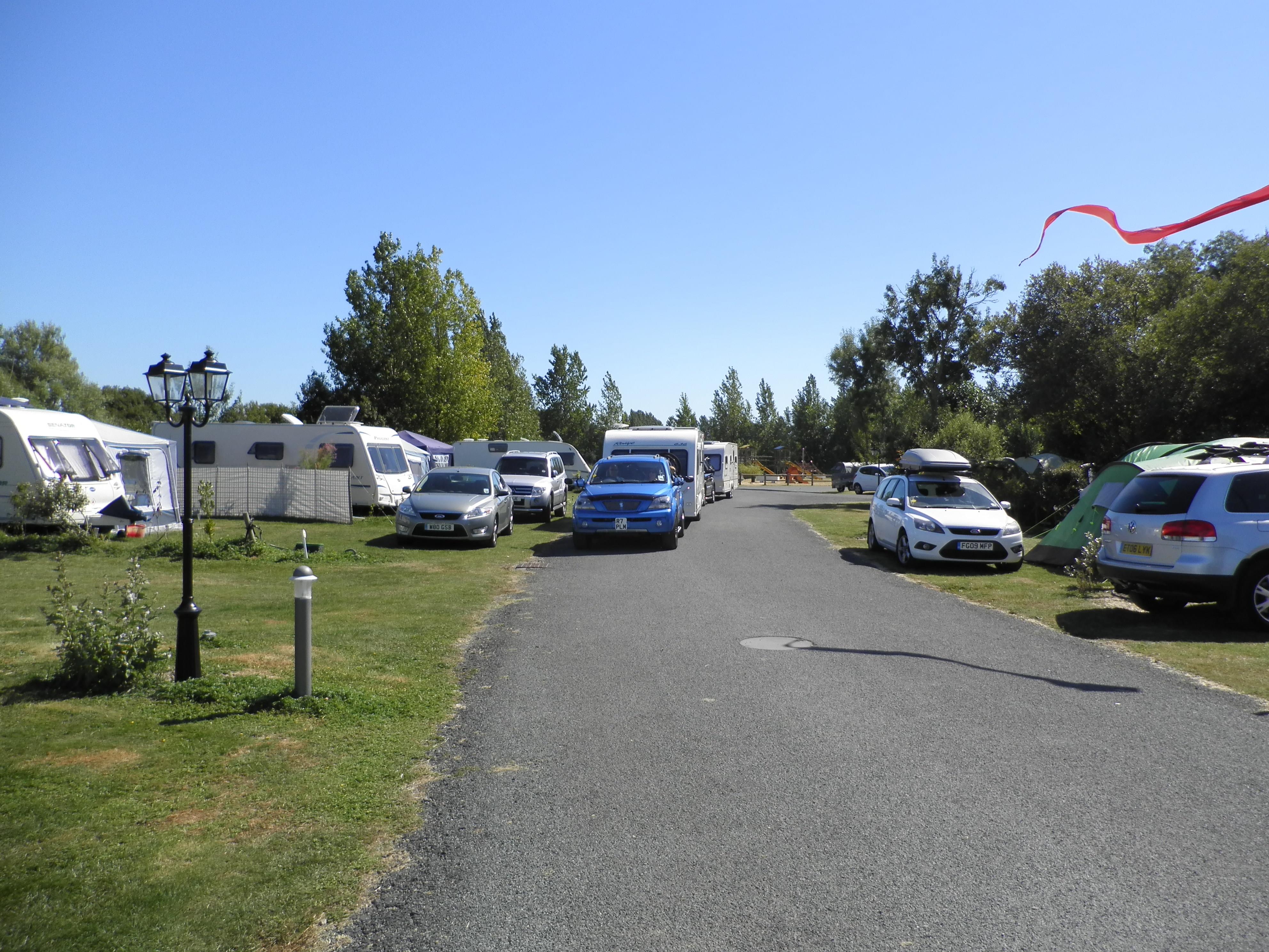 Emplacement caravane – de 7m50 (1 véhicule, eau, electricité, évacuation eaux usées) 1/2 Pers.