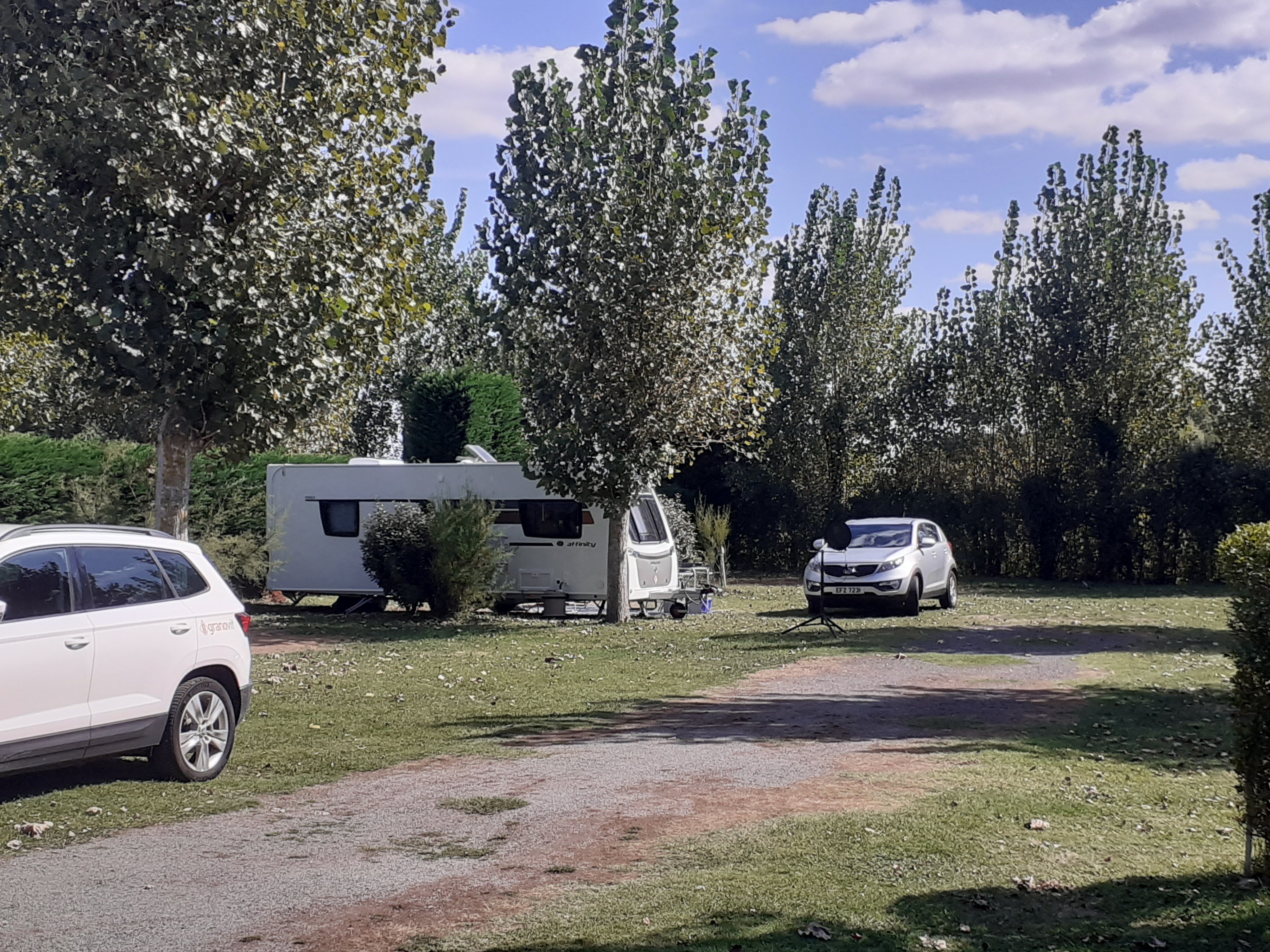 Emplacement caravane + de 7m50 (1 vehicule, eau, electricité, évacuation eaux usées) 1/2 Pers.