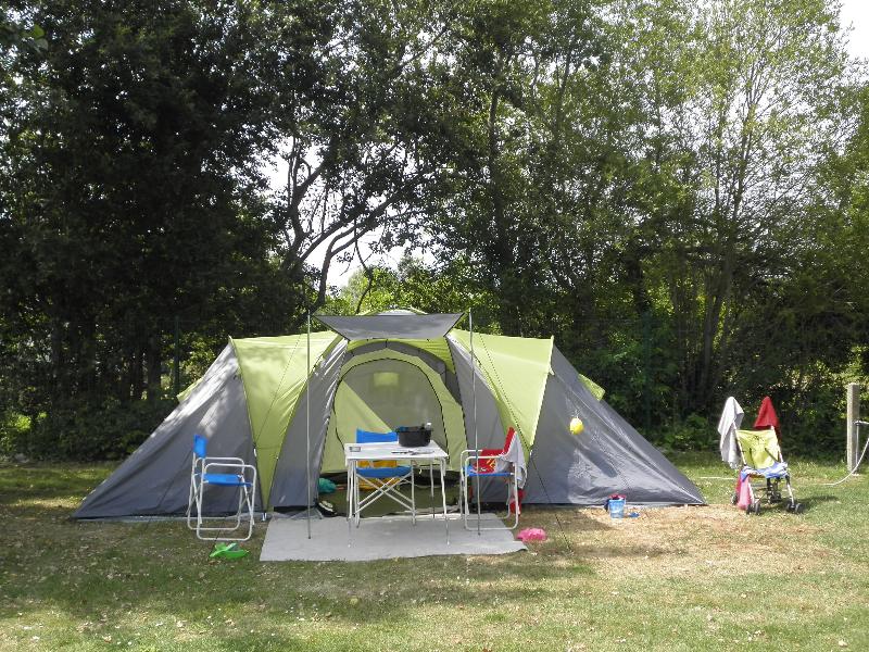 Emplacement tente ou caravane pliante – de 7m50 (eau, electricité, 1 véhicule ) 1/2 Pers.
