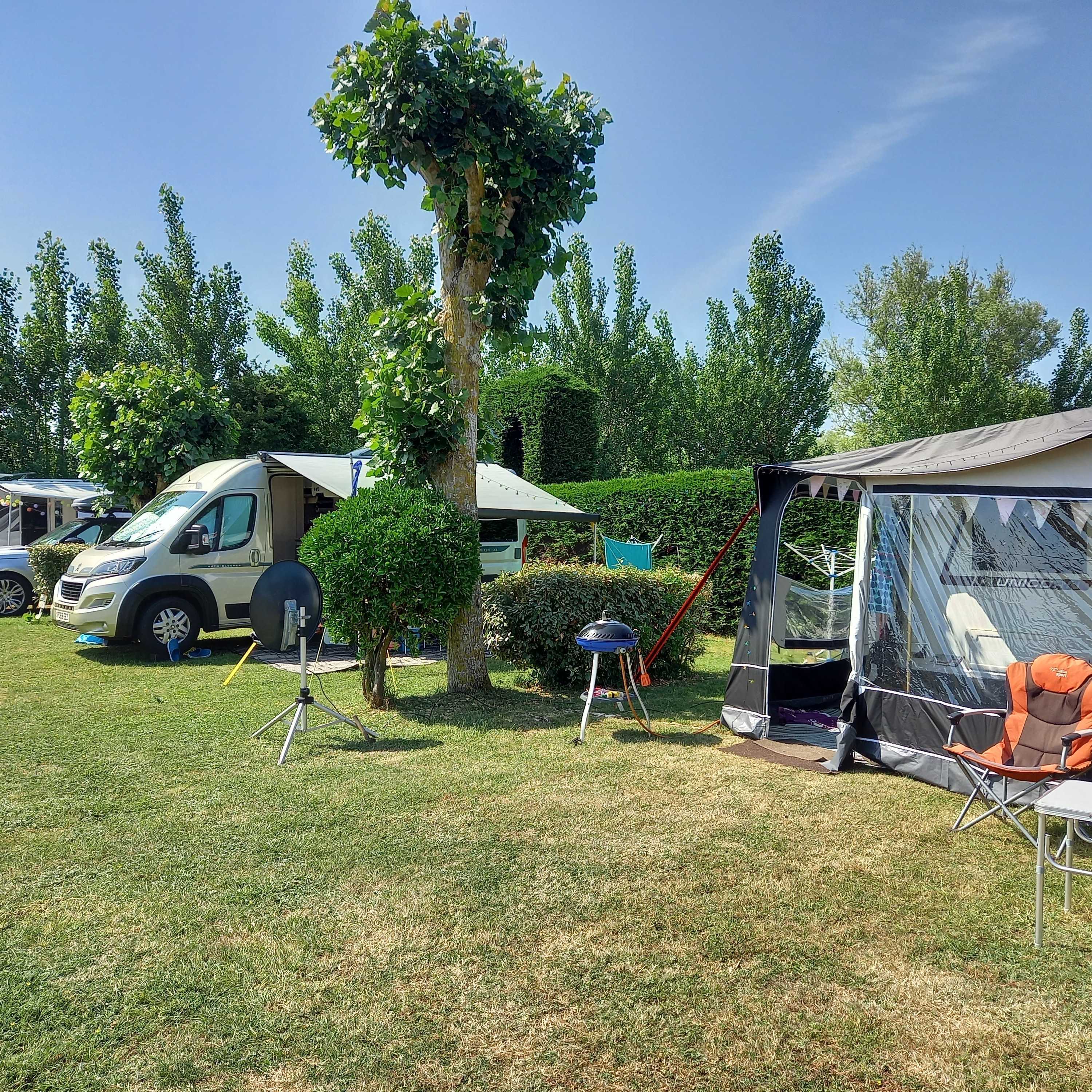 Emplacement caravane + de 7m50 (1 vehicule, eau, electricité, évacuation eaux usées) 1/2 Pers.