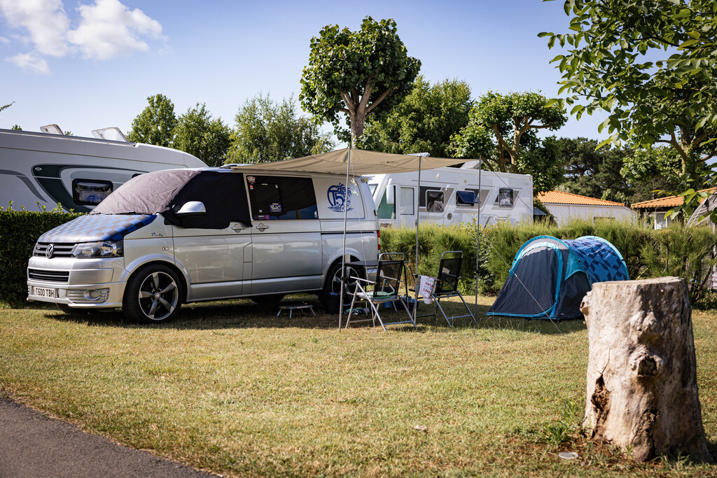 Emplacement tente ou caravane pliante + de 7m50 (eau, electricité, 1 véhicule ) 1/2 Pers.